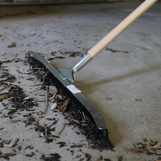 Ettore Curved Steel Floor Squeegee – Heavy-Duty Liquid Removal Tool - Image 2